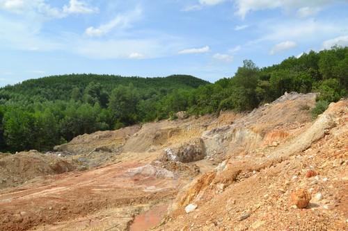 Đặc điểm chất lượng và tiềm năng tài nguyên quặng sắt laterit làm phụ gia xi măng khu vực Phong Điền, Thừa Thiên - Huế