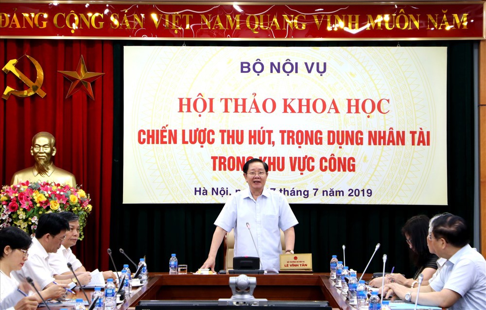 Thực trạng và giải pháp chính sách thu hút, trọng dụng nhân tài trong khu vực công