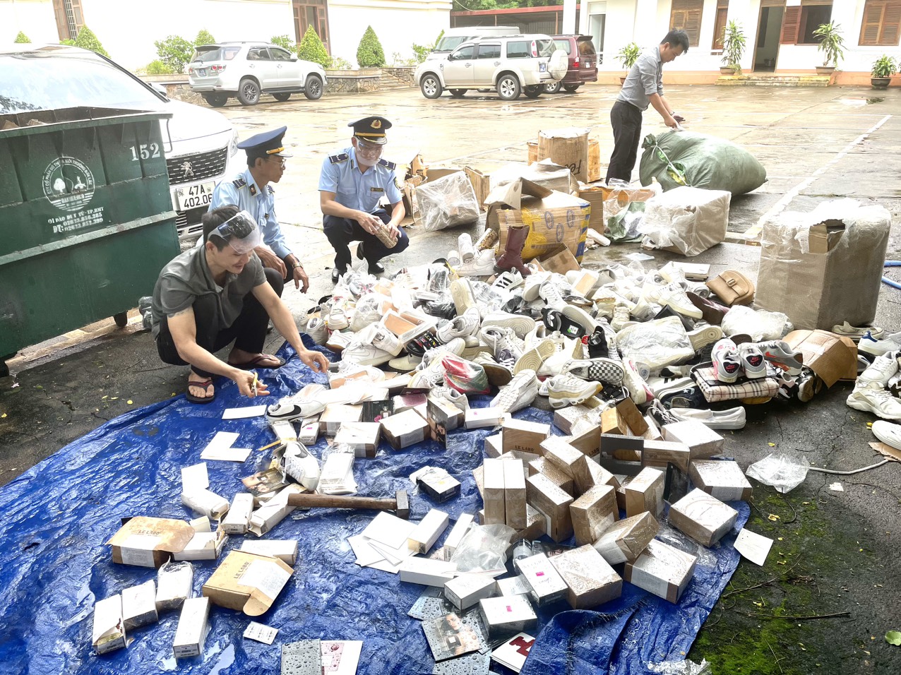 ​Buộc tiêu hủy trên 5.300 sản phẩm hàng hóa vi phạm tại Đắk Lắk