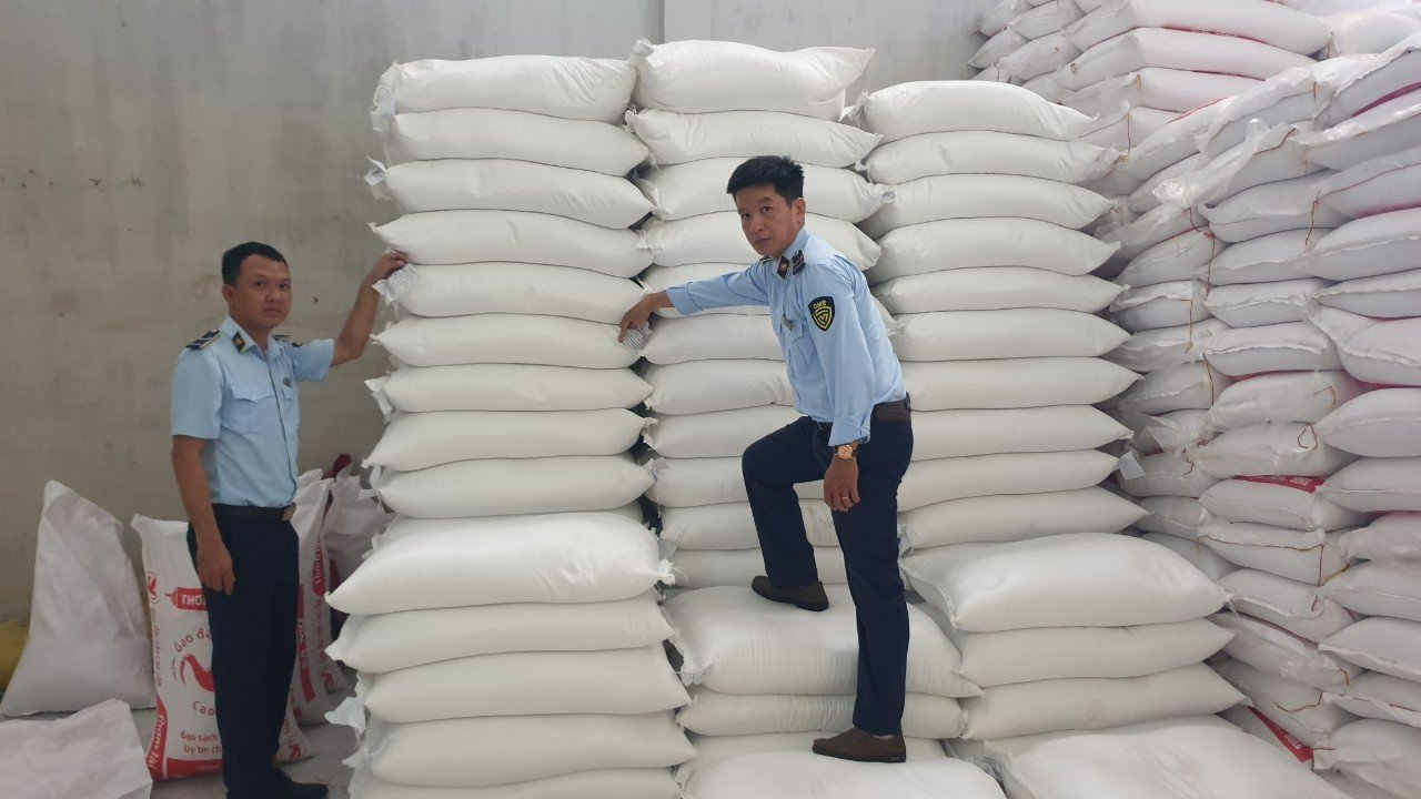 ​Tạm giữ 52 tấn gạo không nhãn phụ tiếng Việt, có dấu hiệu nhập lậu