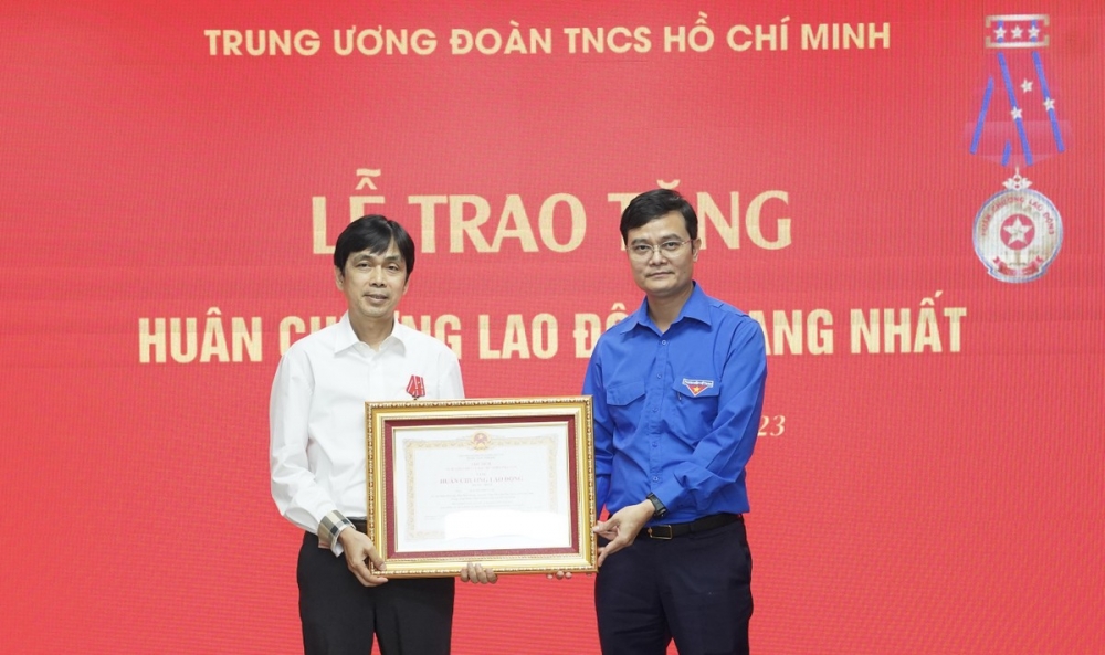 Trao Huân chương Lao động hạng Nhất cho ​Nhà báo Nguyễn Huy Lộc
