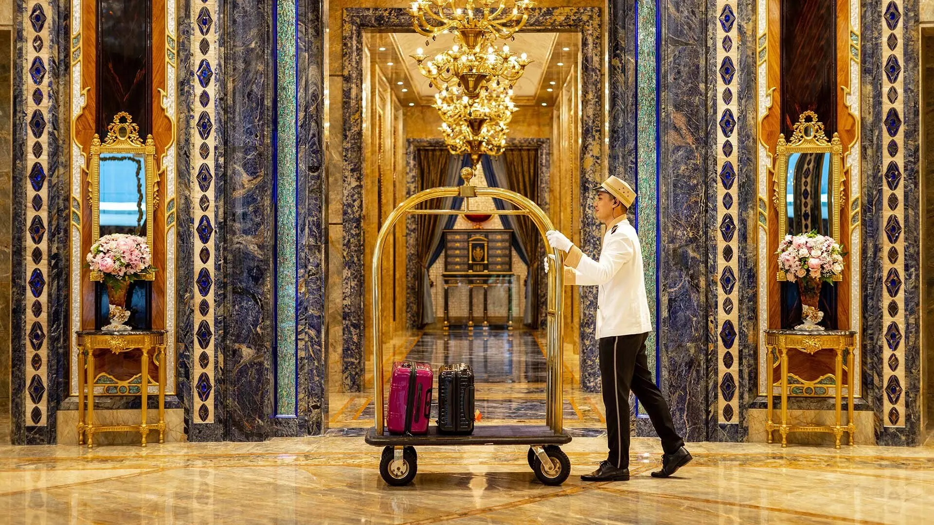 Các yếu tố ảnh hưởng đến lòng trung thành của khách hàng đối với các khách sạn 5 sao tại Thành phố Hồ Chí Minh