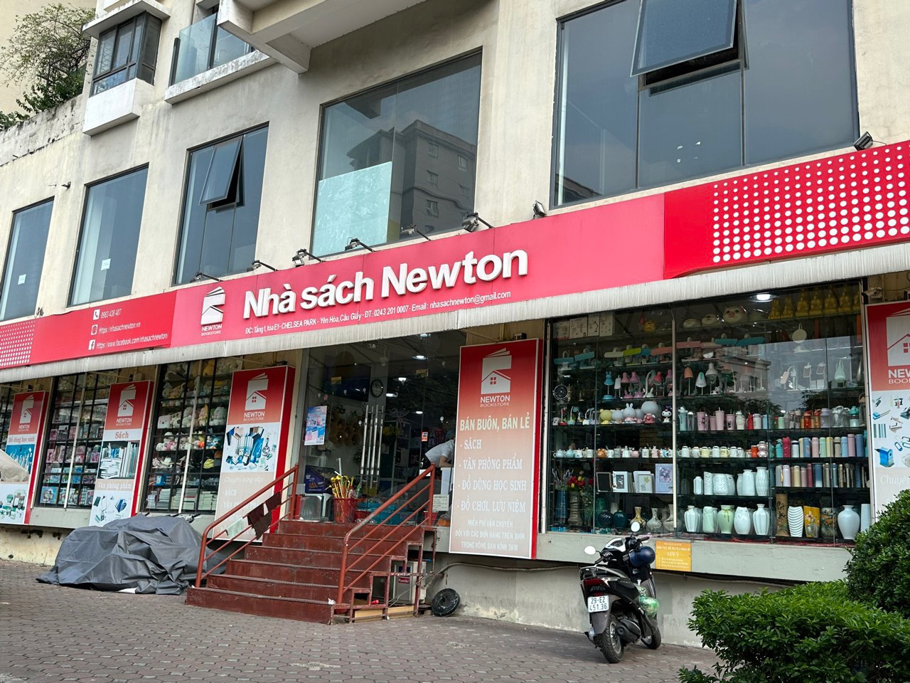 Hà Nội: Nghi vấn Nhà sách Newton kinh doanh hàng hóa nhập lậu?