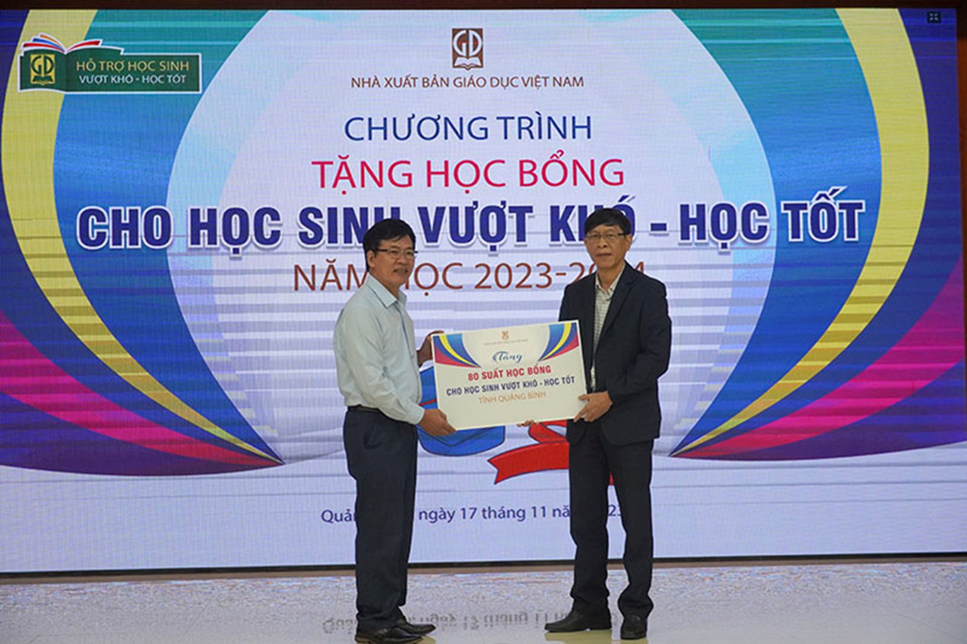 Chương trình trao tặng học bổng của Nhà xất bản Giáo dục Việt Nam tiếp tục đến với các em học sinh vượt khó học tốt trên cả nước