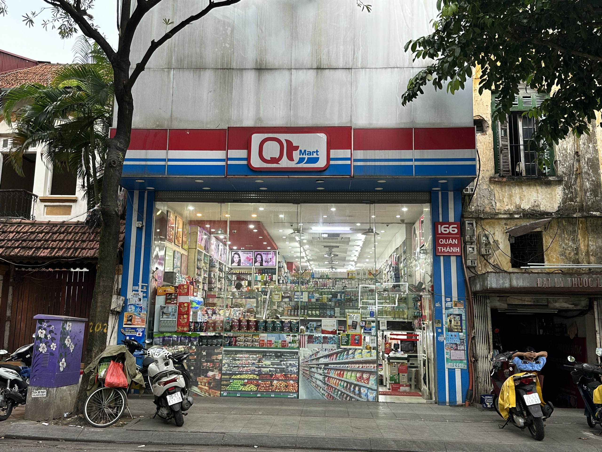 Cửa hàng QT mart kinh doanh hàng hoá không nhãn phụ tiếng Việt