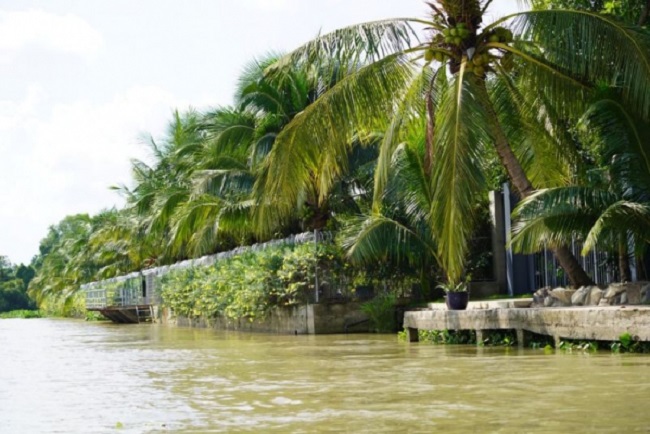 Dọc bên 2 con sông Sài Gòn và sông Thị Tính thuộc địa bàn thị xã Bến Cát (Bình Dương) nhiều công trình xây dựng trái phép, lấn chiếm hành lang bảo vệ đường sông Thị Tính “mọc” lên như nấm