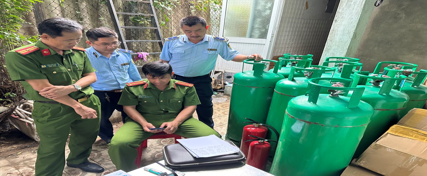 Kiểm tra cơ sở san chiết gas trái phép tại Quảng Ngãi