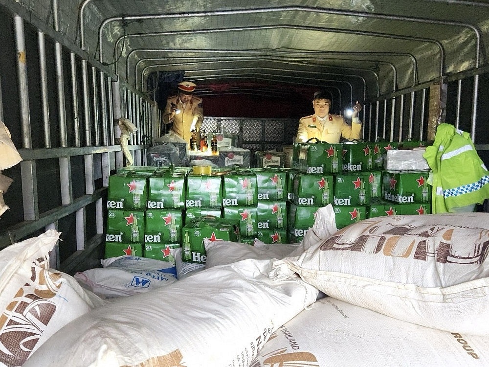 Hà Tĩnh: Tạm giữ xe ô tô tải vận chuyển số lượng lớn bia, rượu ngoại nhập lậu.