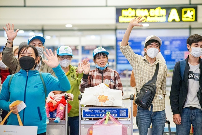 Vietnam Airlines tặng vé máy bay miễn phí cho người lao động về quê ăn Tết