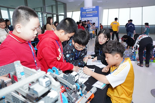 Giải thi VEX Robotics World Championship thu hút đông đảo đối tượng tham gia 