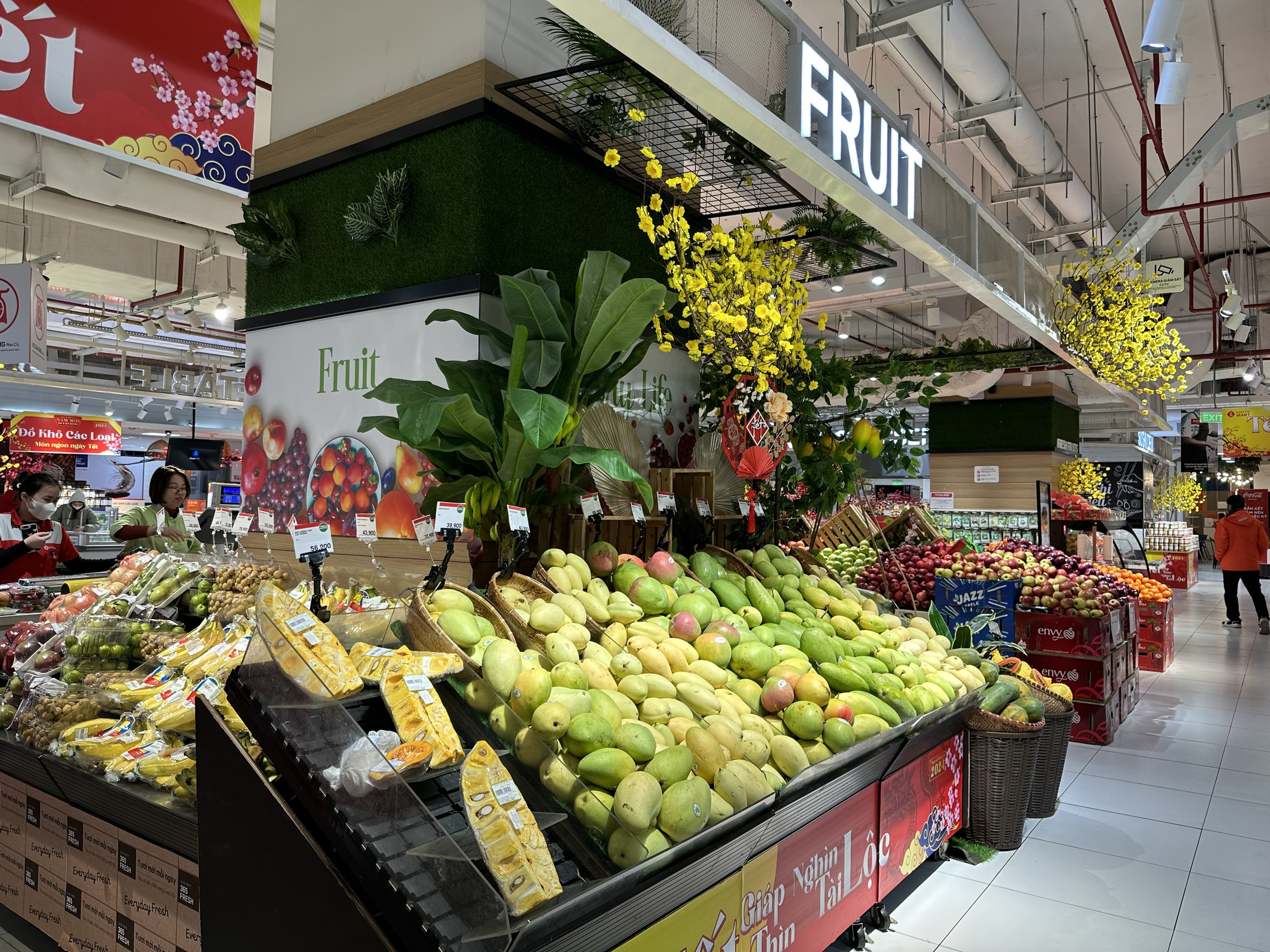 Hàng hoá đầy ắp siêu thị, sức mua có chiều hướng tăng dịp tết 2024