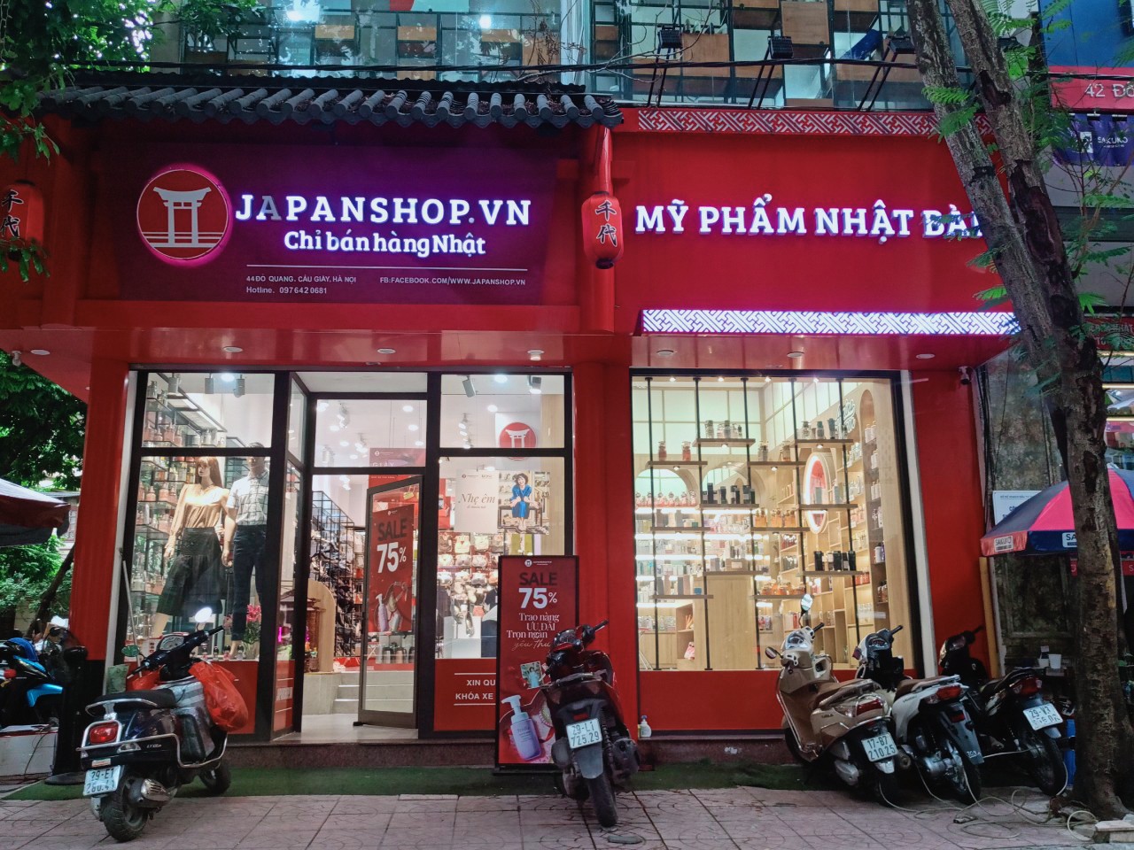 Cửa hàng mang thương hiệu JAPAN SHOP công khai bán hàng không nhãn phụ tiếng Việt