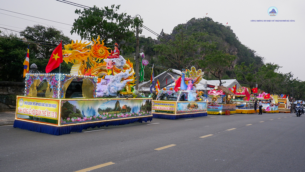 Diễu hành xe hoa tuyên truyền, quảng bá sự kiện Lễ hội Quán Thế Âm 2024