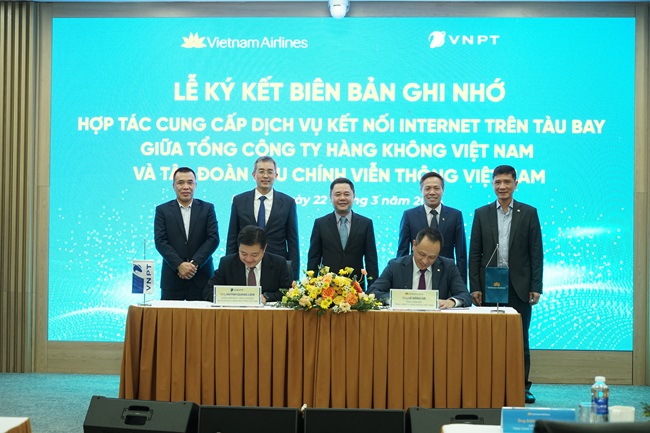Vietnam Airlines và VNPT hợp tác phát triển dịch vụ kết nối internet trên máy bay