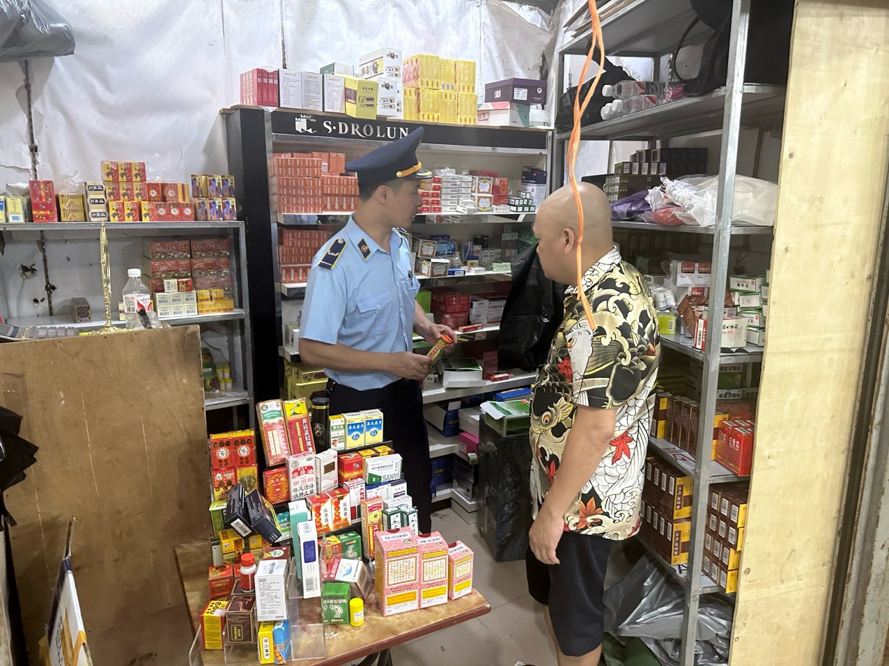 Quảng Ninh: Phát hiện, thu giữ hơn 2.000 sản phẩm thuốc tân dược nhập lậu tại Chợ Trung tâm Móng Cái