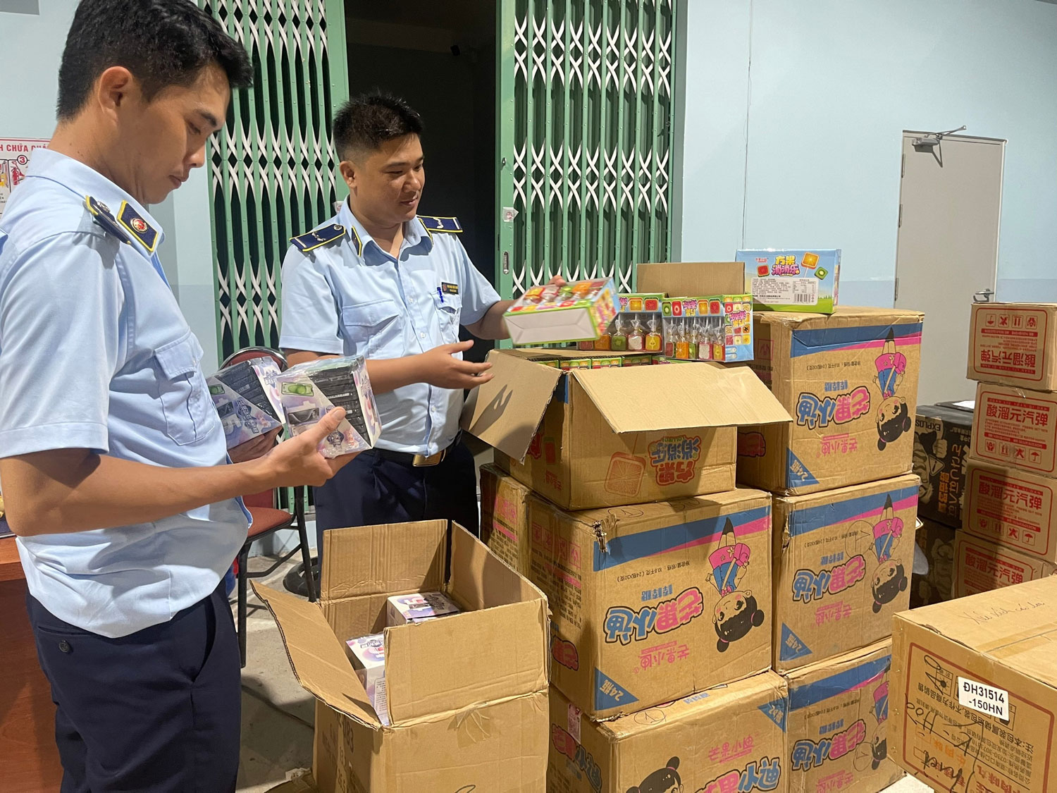 Phú Yên: Tạm giữ trên 33.000 sản phẩm bánh kẹo nhập lậu