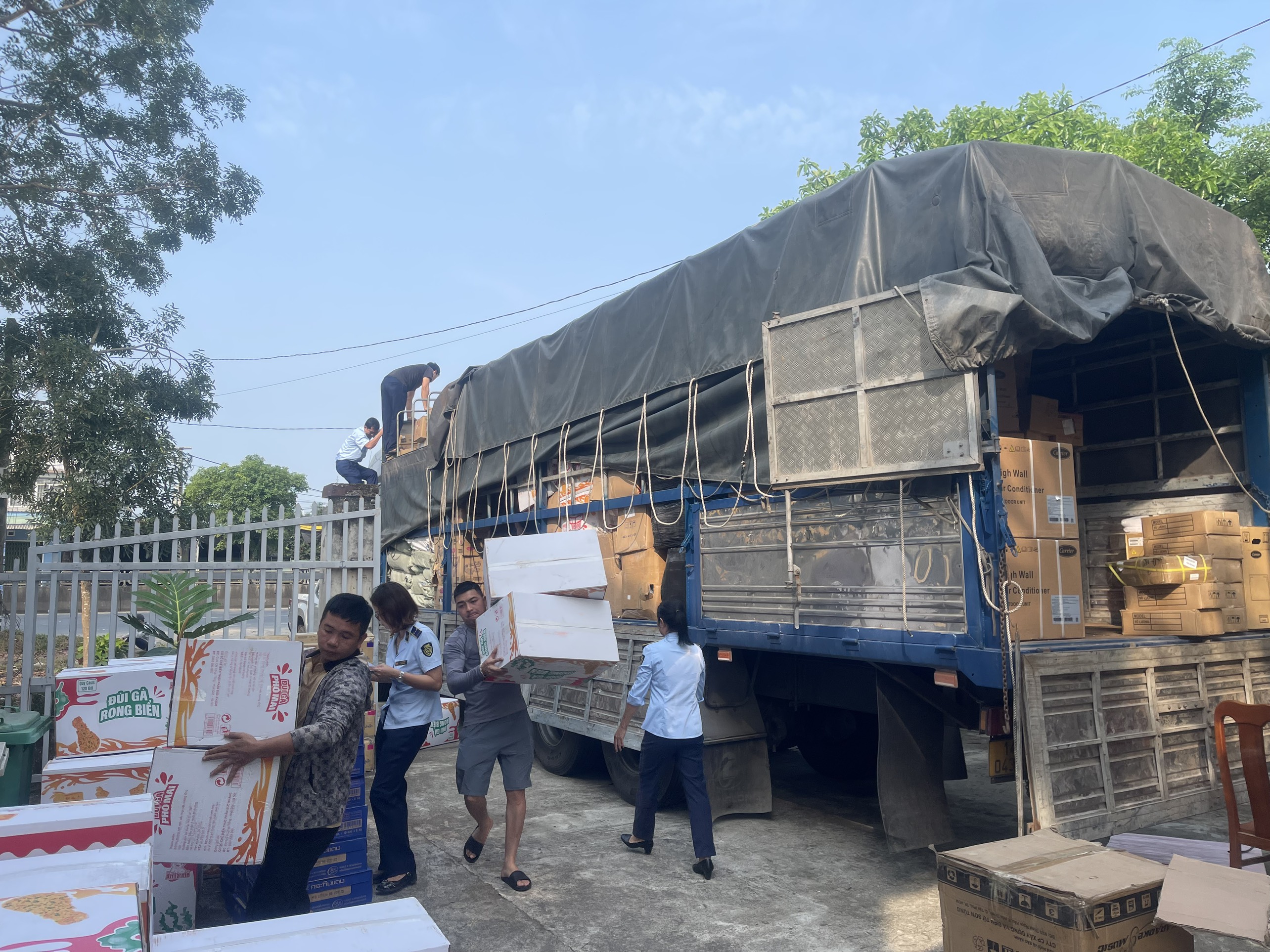 Quảng Nam: Tịch thu số lượng lớn hàng hóa nhập lậu đang trên đường đi tiêu thụ