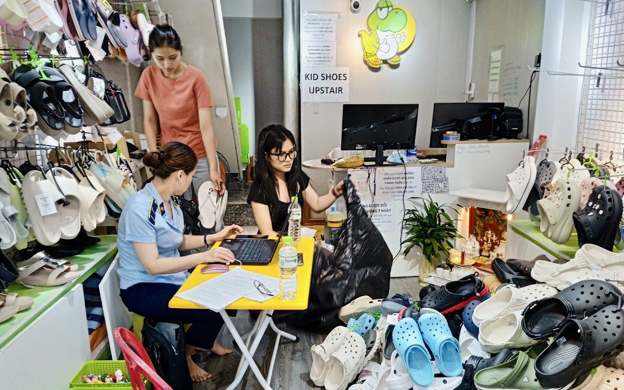 Đà Nẵng: Xử phạt cơ sở kinh doanh hàng hóa giả mạo nhãn hiệu Crocs