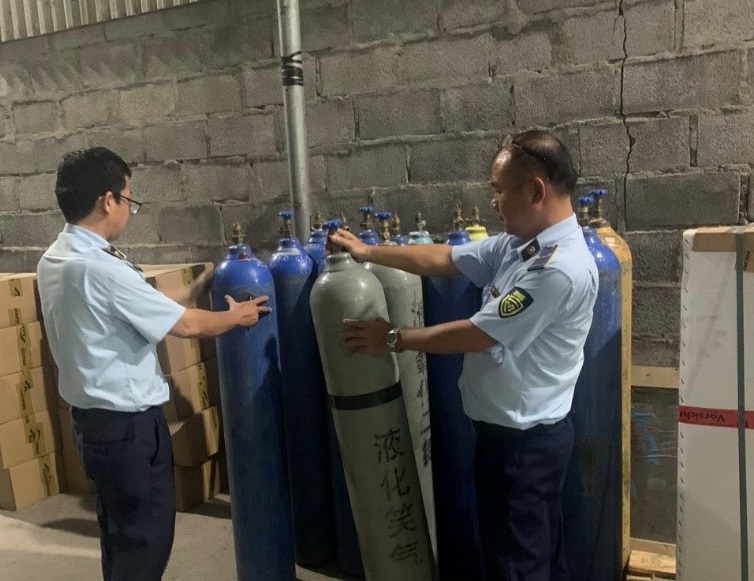 Khánh Hòa: Tạm giữ 226 bình khí cười các loại và 15 chiếc xe điện 2 bánh nhập lậu 