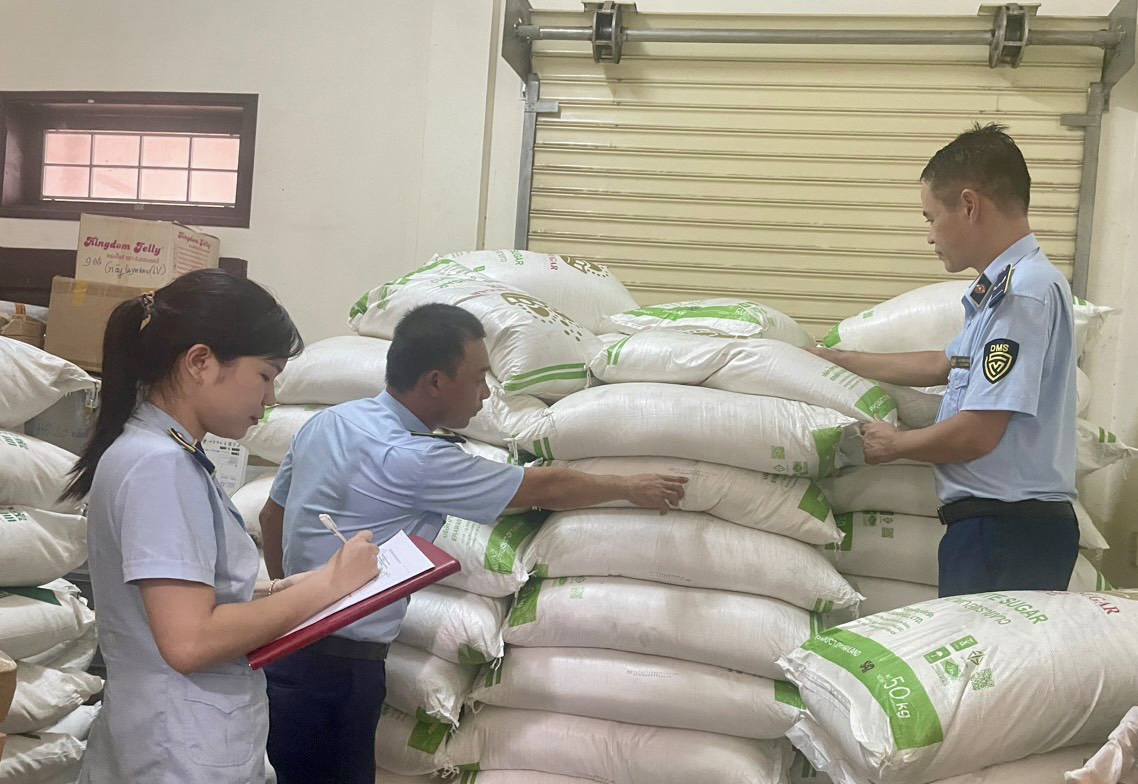 Quảng Trị: Xử phạt và tịch thu 5 tấn đường cát trắng nhập lậu