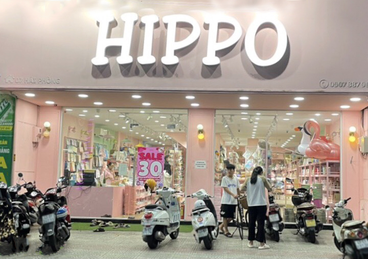 Hệ thống cửa hàng quà tặng và phụ kiện HIPPO: Bày bán hàng hóa không nhãn phụ Tiếng Việt