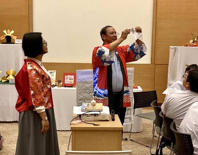 Nhiều phụ huynh, học sinh hứng thú với “Workshop Origami” Nhật Bản