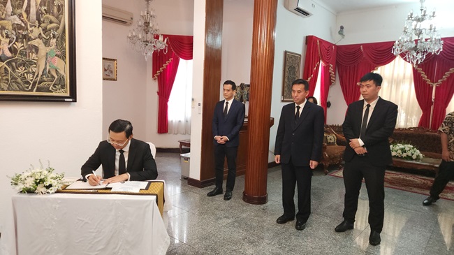 Giám đốc Sở ngoại vụ TP.HCM đến viếng và viết sổ tang Phó Tổng thống Indonesia
