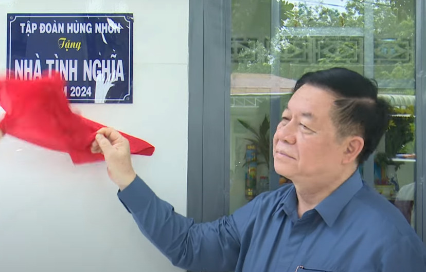 Trưởng Ban Tuyên giáo Trung ương trao nhà tình nghĩa tại Tây Ninh.