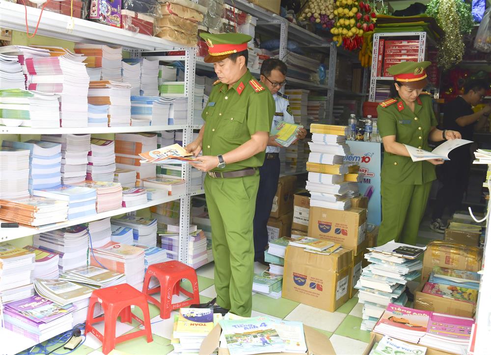 Quảng Bình: Phát hiện gần 2.000 đầu sách vở giả