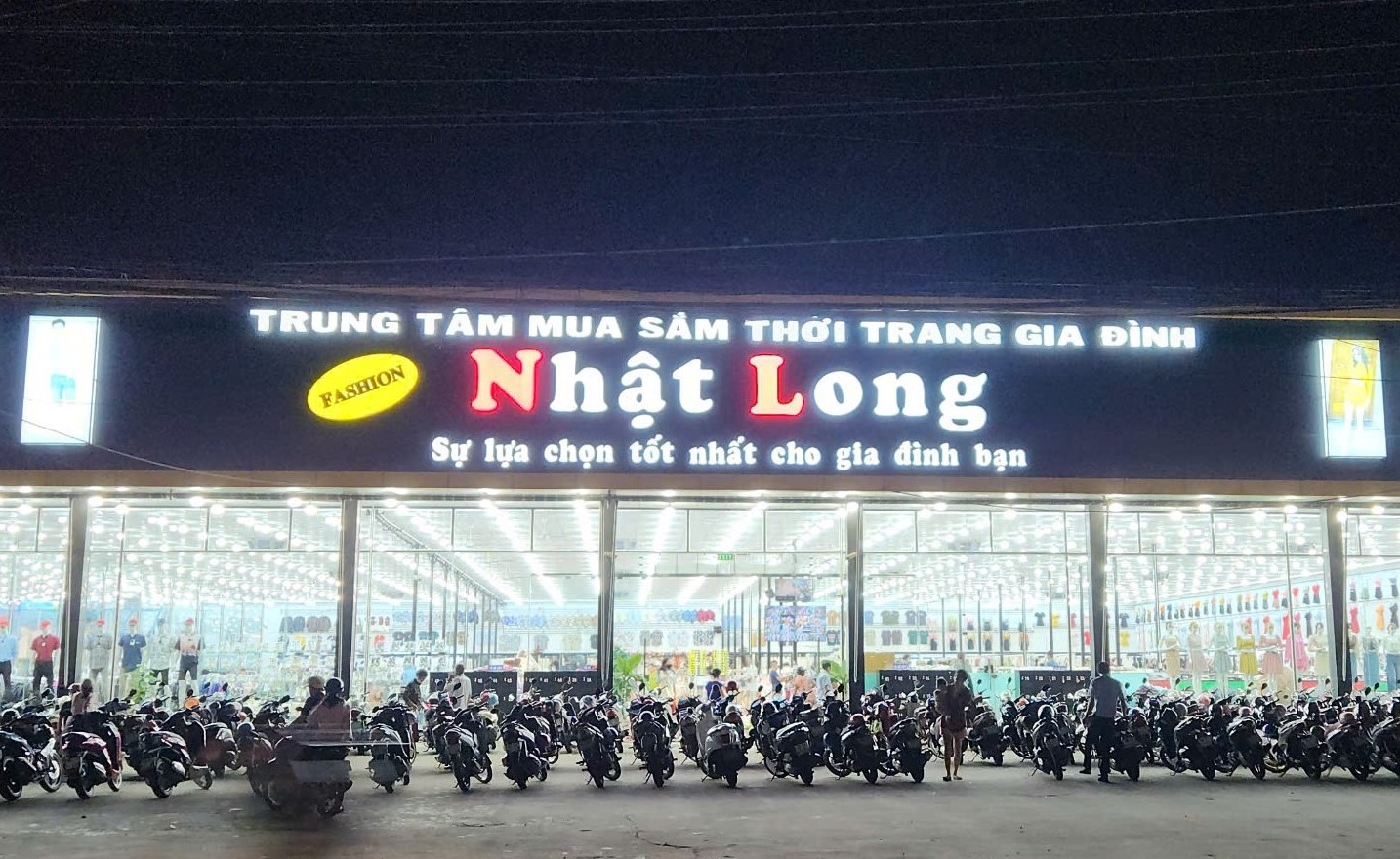 Cần Thơ: Trung tâm mua sắm thời trang gia đình Nhật Long vẫn ngập tràn hàng hóa vi phạm sau khi đoàn kiểm tra “rút”