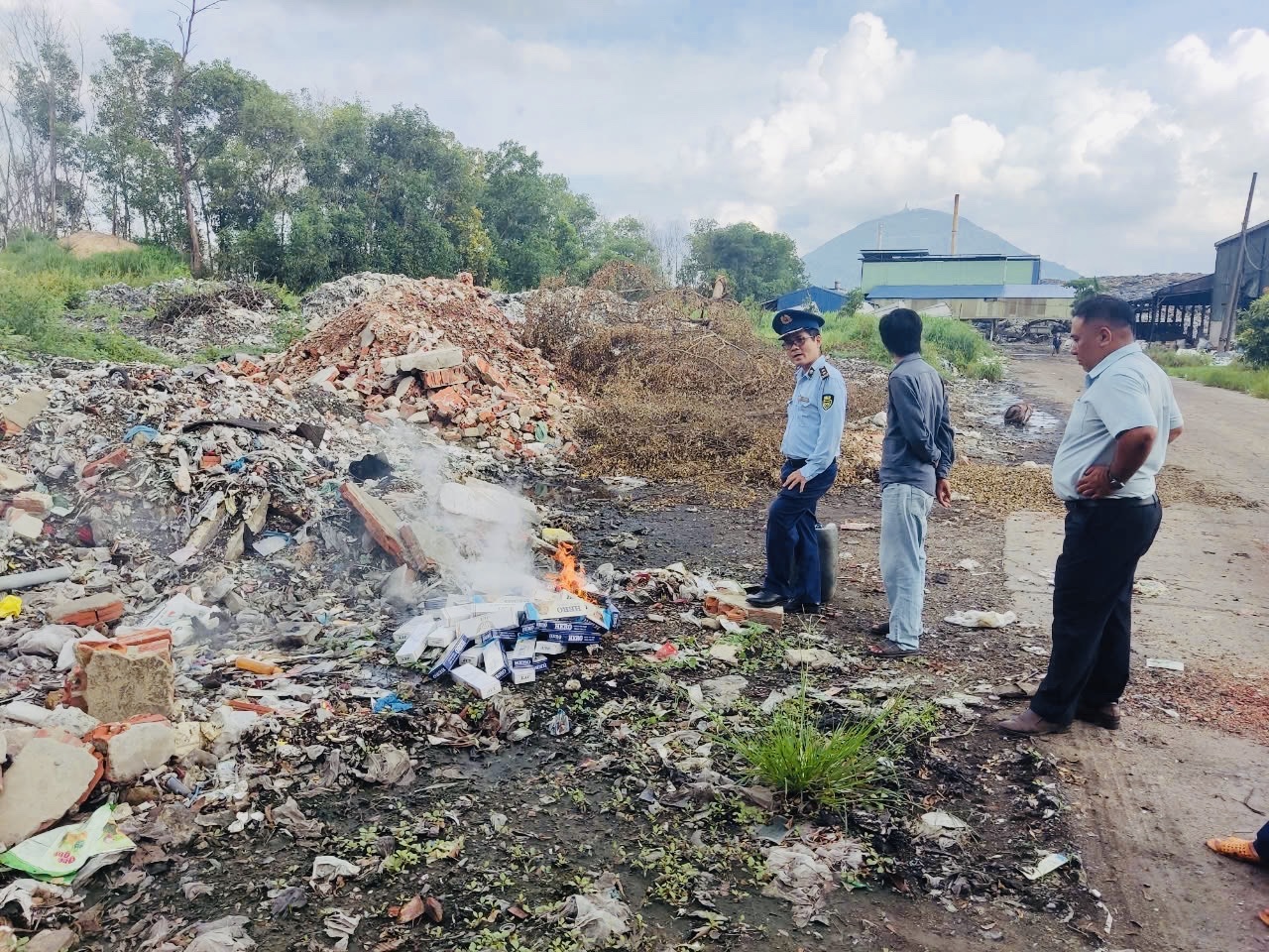 Tây Ninh: Xử phạt một cá nhân 40 triệu đồng vì buôn bán thuốc lá điếu nhập lậu