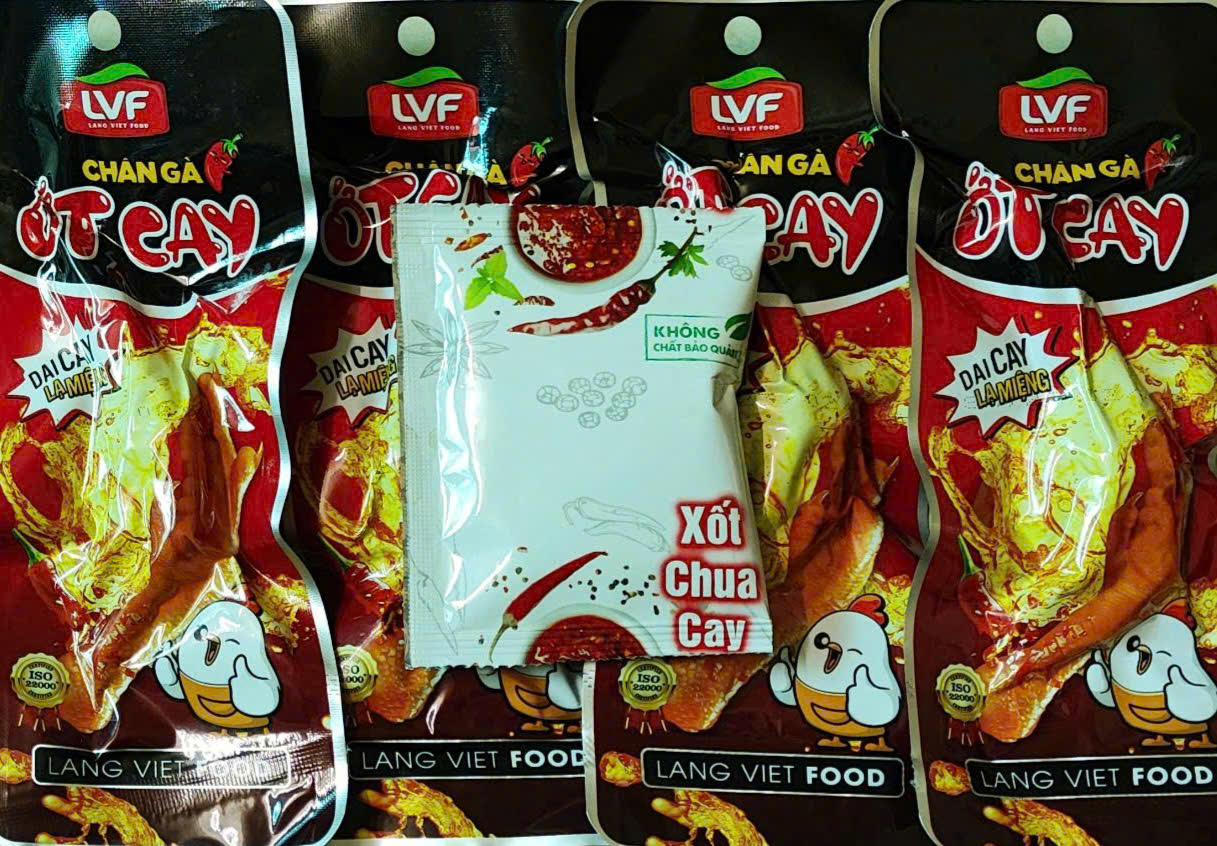 Chân gà mang thương hiệu Làng Việt Food tặng kèm "Xốt Chua Cay" không rõ nguồn gốc xuất xứ