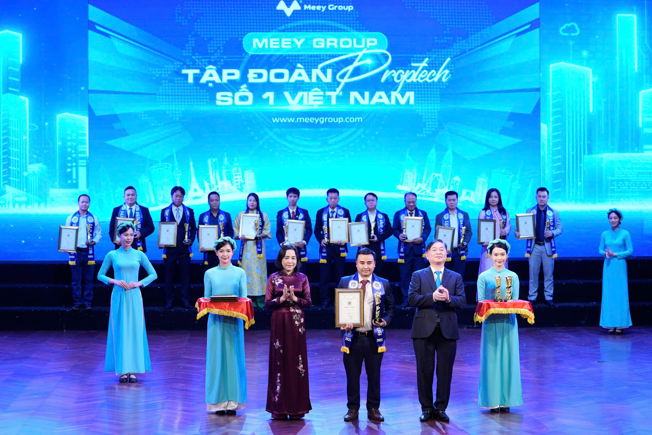 Kiến tạo hệ sinh thái sản phẩm số thông minh, doanh nhân Hoàng Mai Chung được vinh danh tại I4.0 Awards